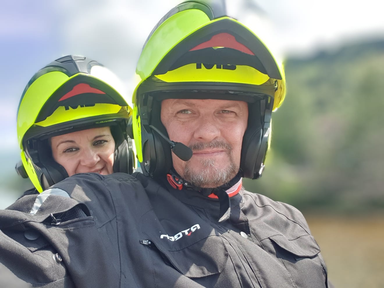 Juan y Mary con su equipación de moto