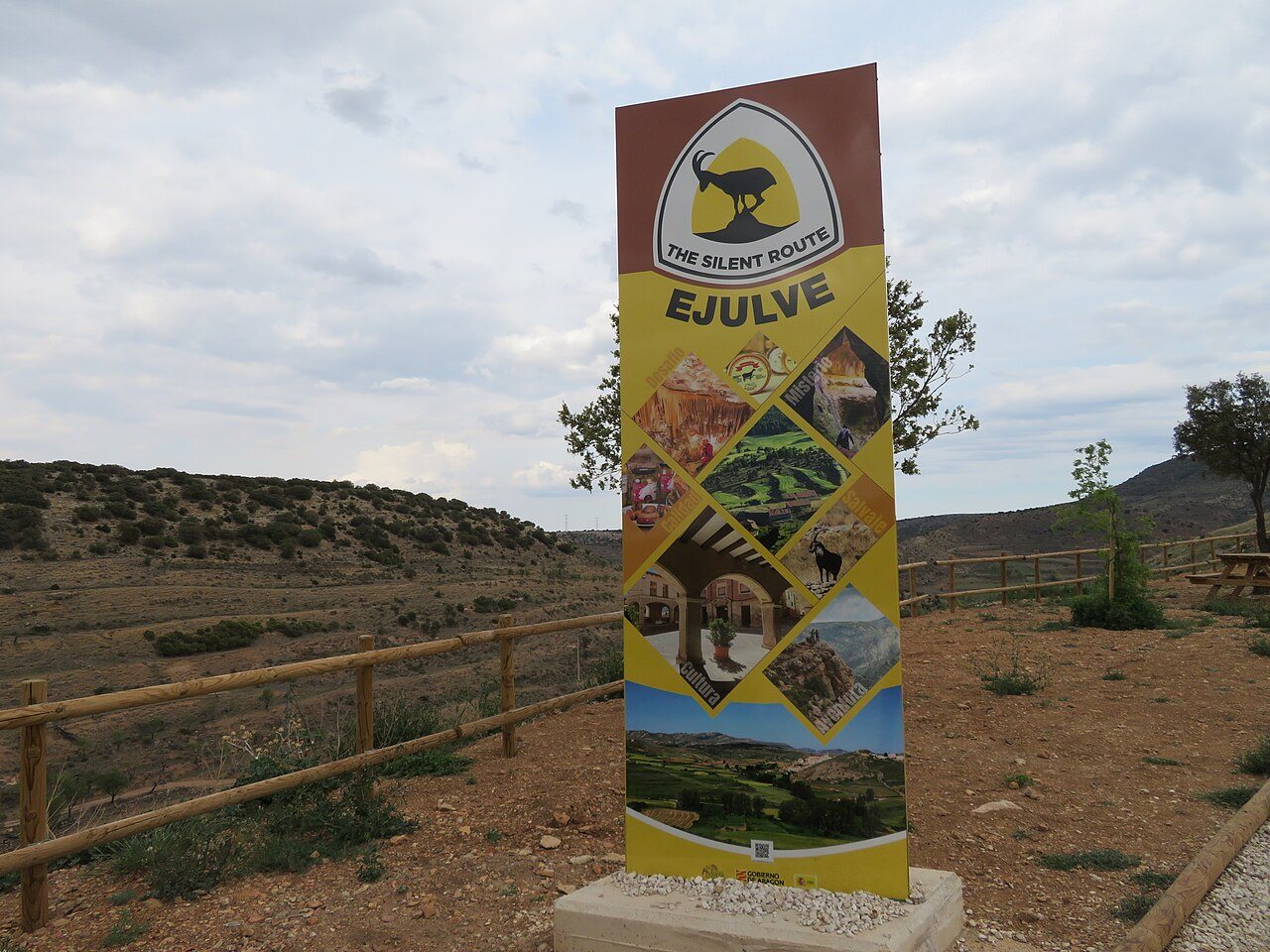 La carretera A-1702 en Ejulve, Ruta del Silencio